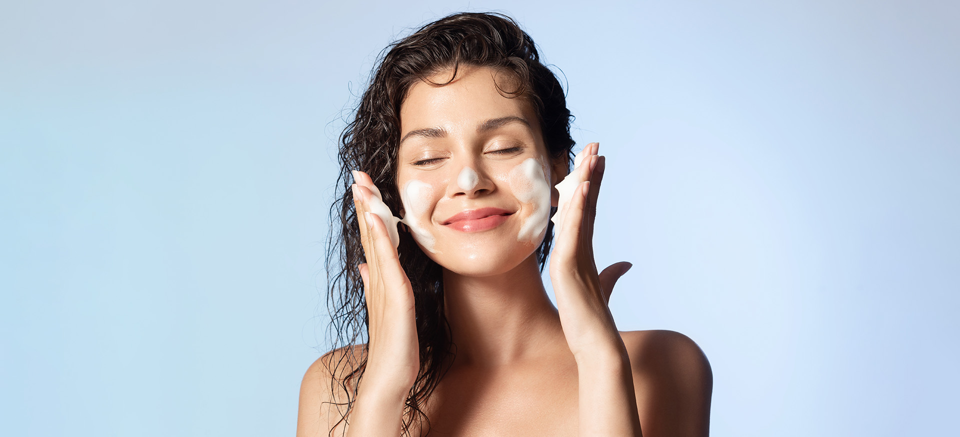 Devant -Aura Cosmetics Boutique shutterstock 2116188974